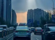 成都晚高峰现“丁达尔效应”：光与城的诗意对话