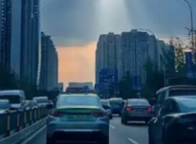 成都晚高峰现“丁达尔效应”：光与城的诗意对话